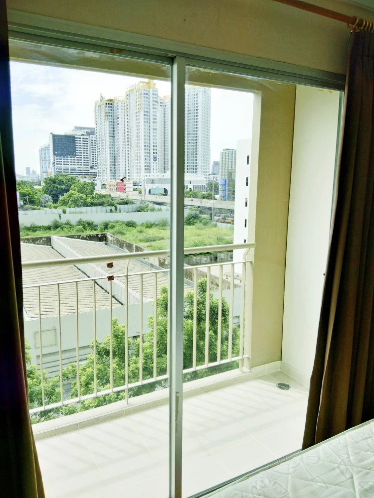 For sale/rent: Lumpini Place Rama 9 - Ratchada condo. Spacious, partitioned units with ample living space. Book now!