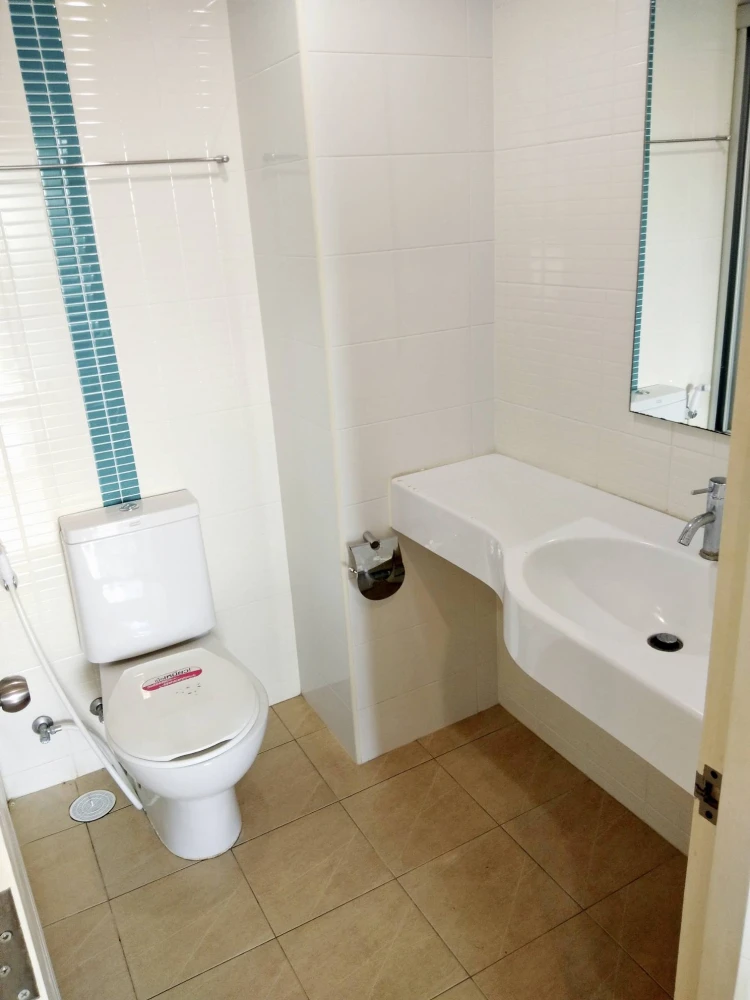 For sale/rent: Lumpini Place Rama 9 - Ratchada condo. Spacious, partitioned units with ample living space. Book now!