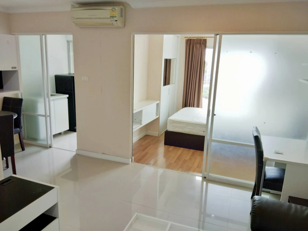 For sale/rent: Lumpini Place Rama 9 - Ratchada condo. Spacious, partitioned units with ample living space. Book now!