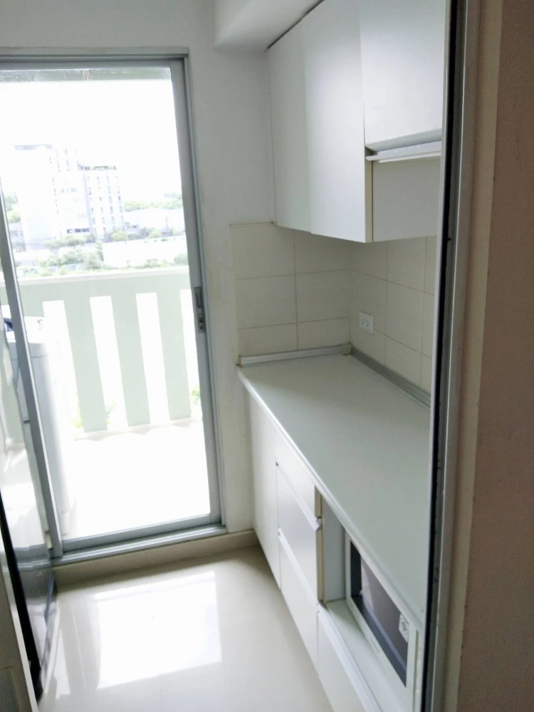 For sale/rent: Lumpini Place Rama 9 - Ratchada condo. Spacious, partitioned units with ample living space. Book now!