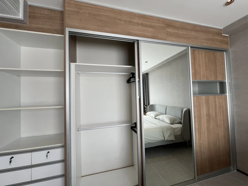 For sale/rent: The Emporio Place. Spacious and comfortable unit with full furnishings and appliances. Book now!