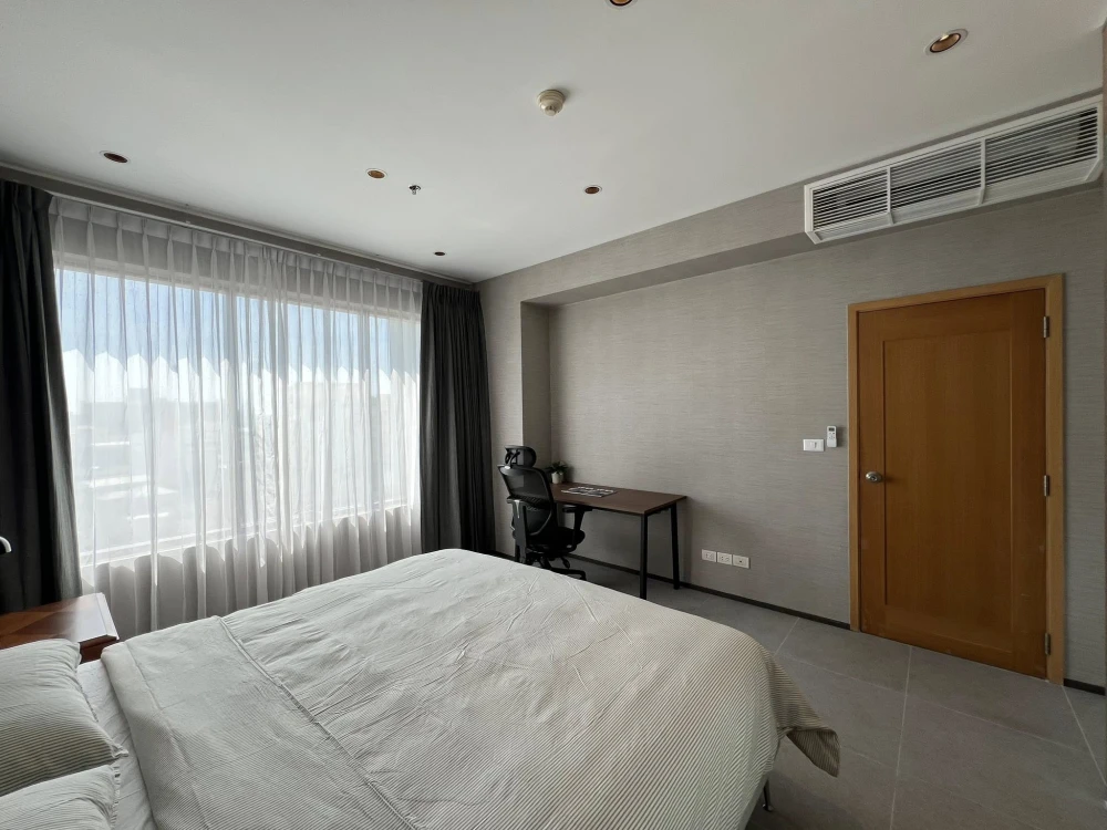 For sale/rent: The Emporio Place. Spacious and comfortable unit with full furnishings and appliances. Book now!