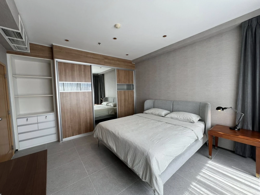 For sale/rent: The Emporio Place. Spacious and comfortable unit with full furnishings and appliances. Book now!