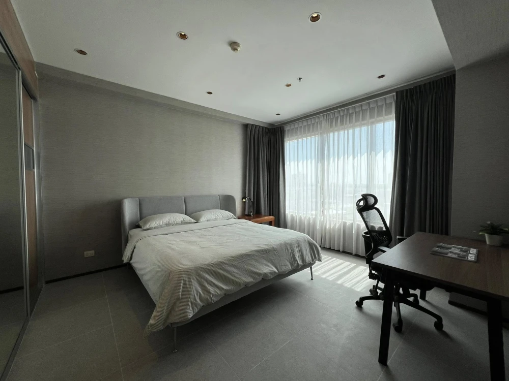 For sale/rent: The Emporio Place. Spacious and comfortable unit with full furnishings and appliances. Book now!