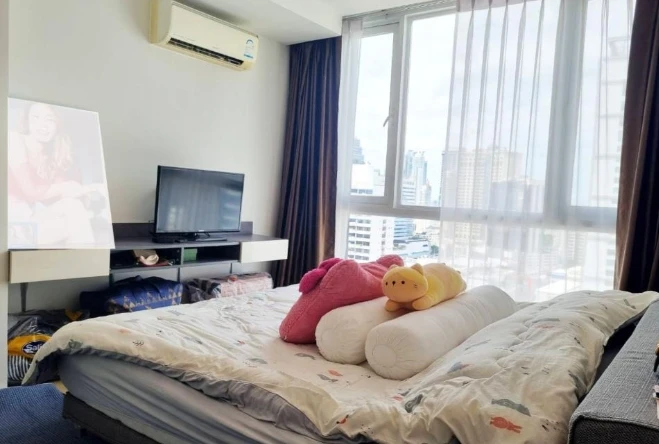 Selling 15 Sukhumvit Residences. Spacious and comfortable rooms, fully furnished. Book now!