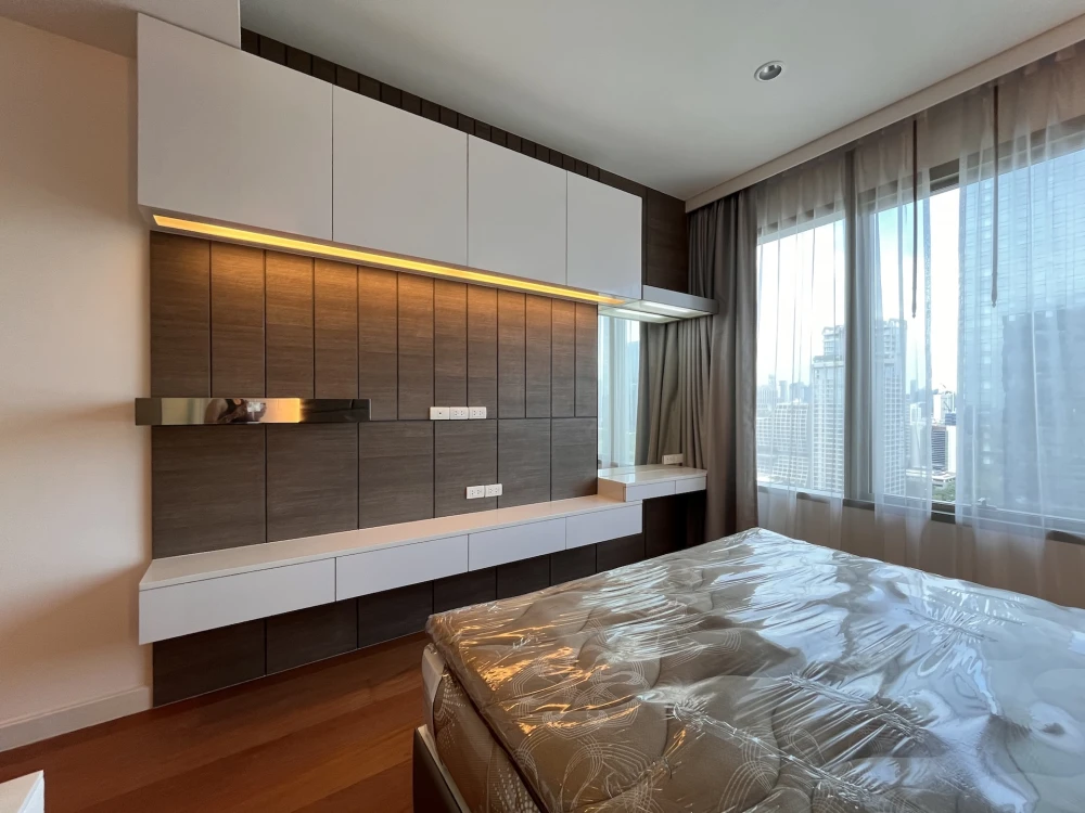 Selling a 2-bedroom unit at 185 Rajadamri, fully furnished. Book now!