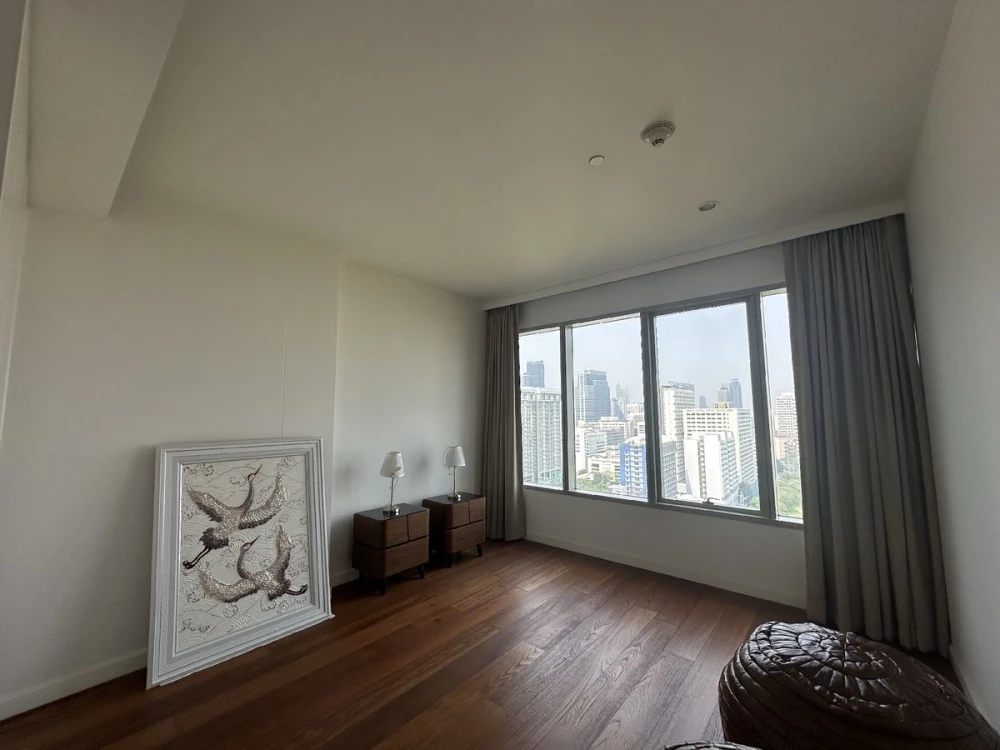 For sale: 185 Rajadamri, 20th floor, RBSC view, 2 bedrooms, airy, ready to move in, reserve now, don't miss out.