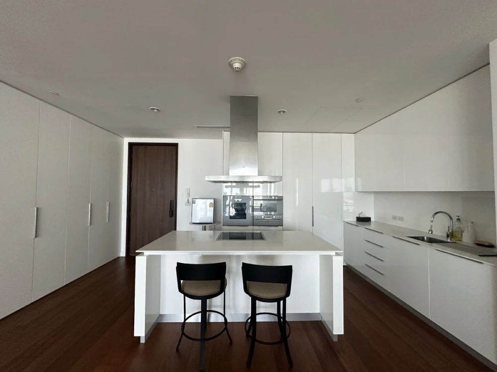 For sale: 185 Rajadamri, 20th floor, RBSC view, 2 bedrooms, airy, ready to move in, reserve now, don't miss out.