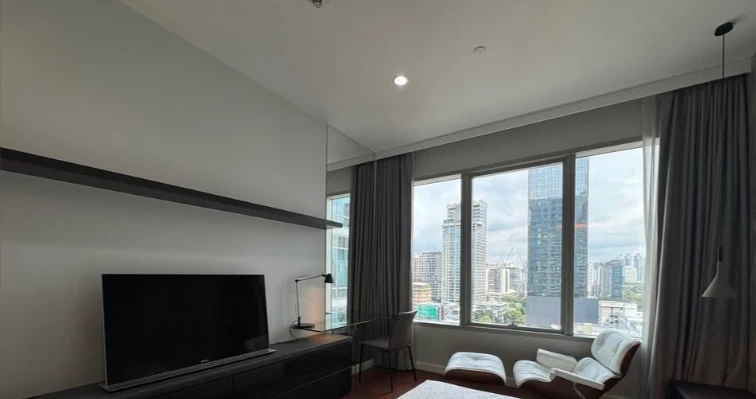 For sale: 185 Rajadamri. Spacious unit, fully furnished. Book now—don’t miss out!