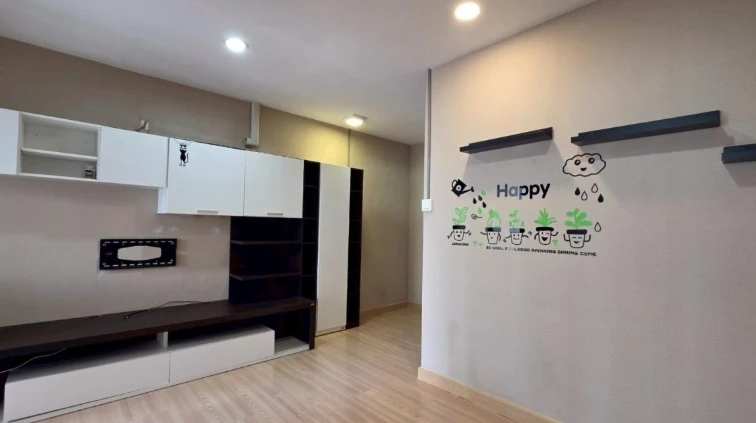 Selling A Plus 2 Rattanathibet, 6th floor. Spacious and airy room. Book now!