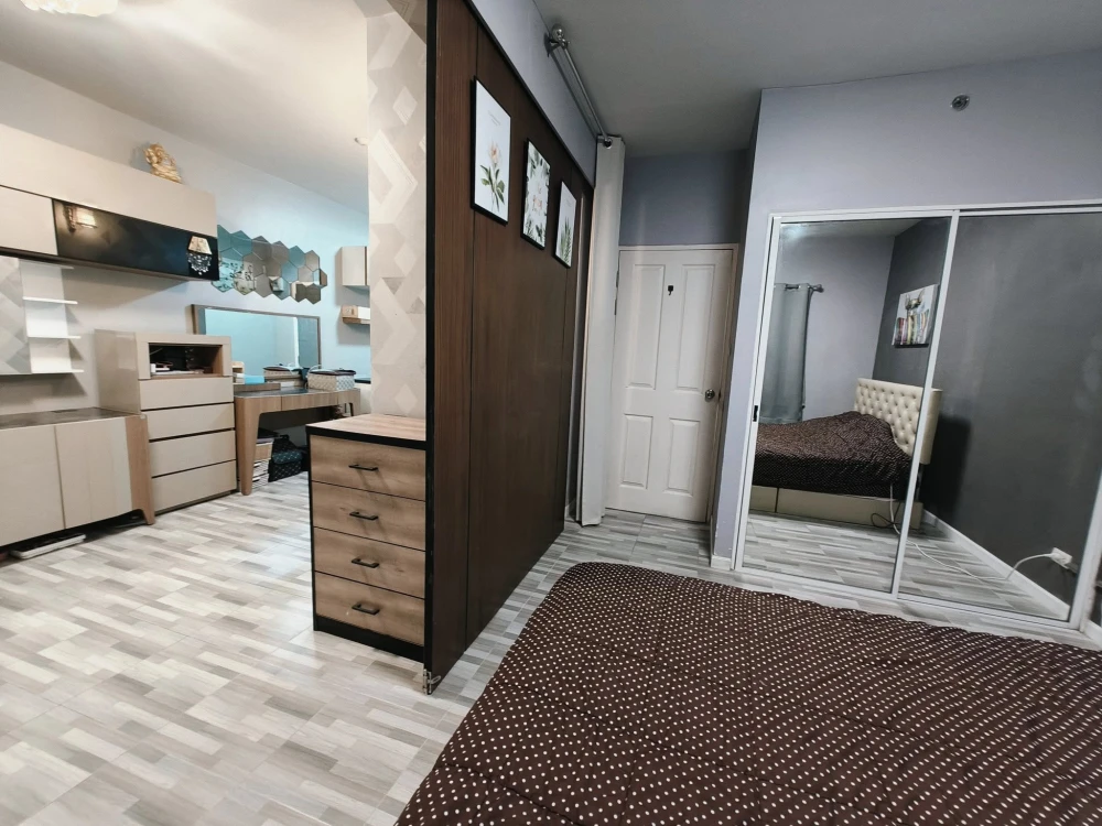 For sale: A space Asoke-Ratchada, 1 bedroom, 1 bathroom, decorated in a cool color scheme, comes fully furnished, reserve now!