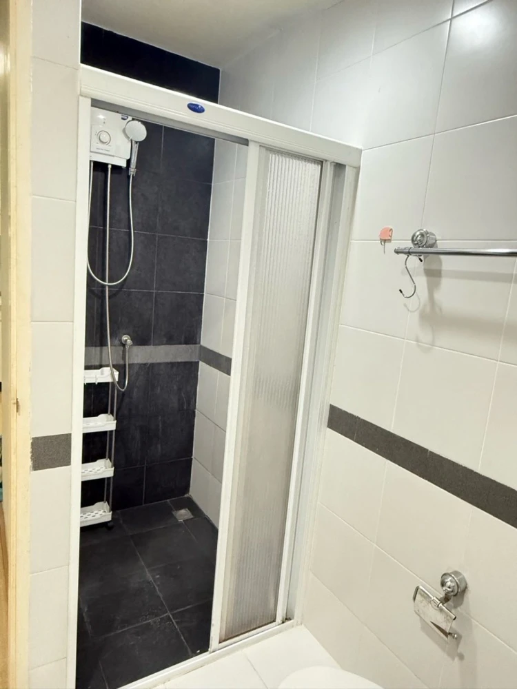 Selling A Space Asoke-Ratchada 1-bedroom, 1-bathroom unit. Fully furnished and equipped with appliances. Book now!