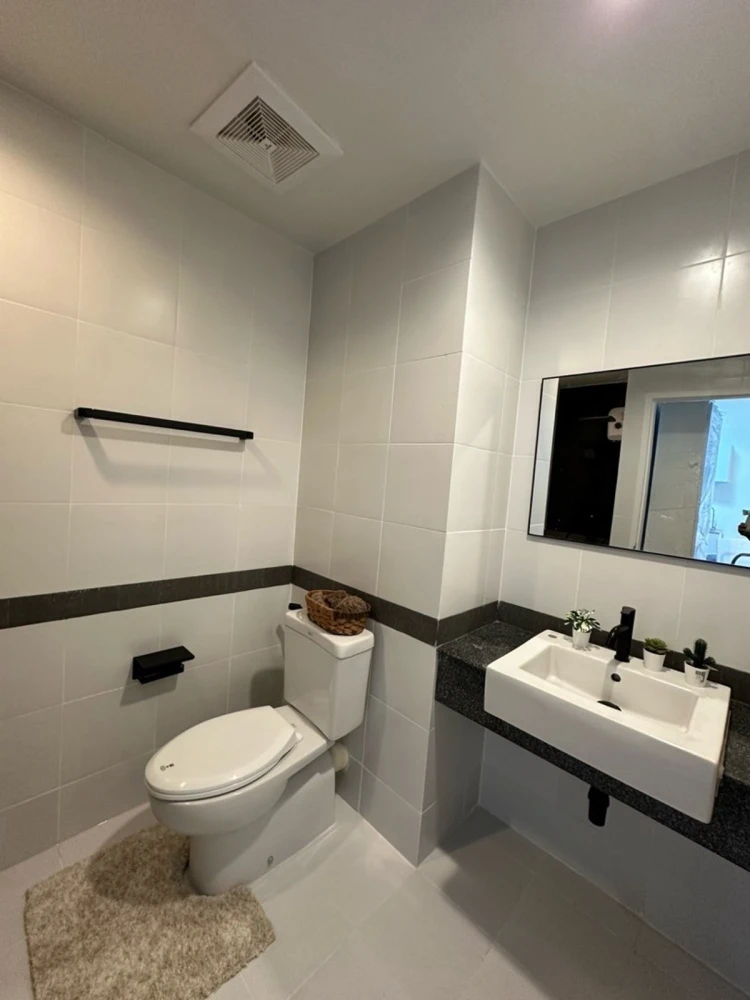 Selling A Space Asoke-Ratchada, 7th floor. Beautiful and comfortable unit, fully furnished. Book now!