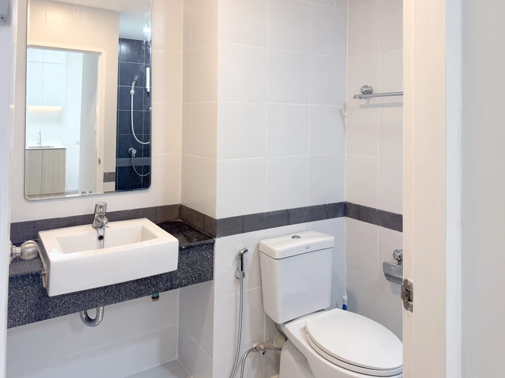 For sale: A Space Asoke-Ratchada, a beautifully decorated room with built-in furniture in a minimalist, oh-so-cool style. Reserve now, get it first!
