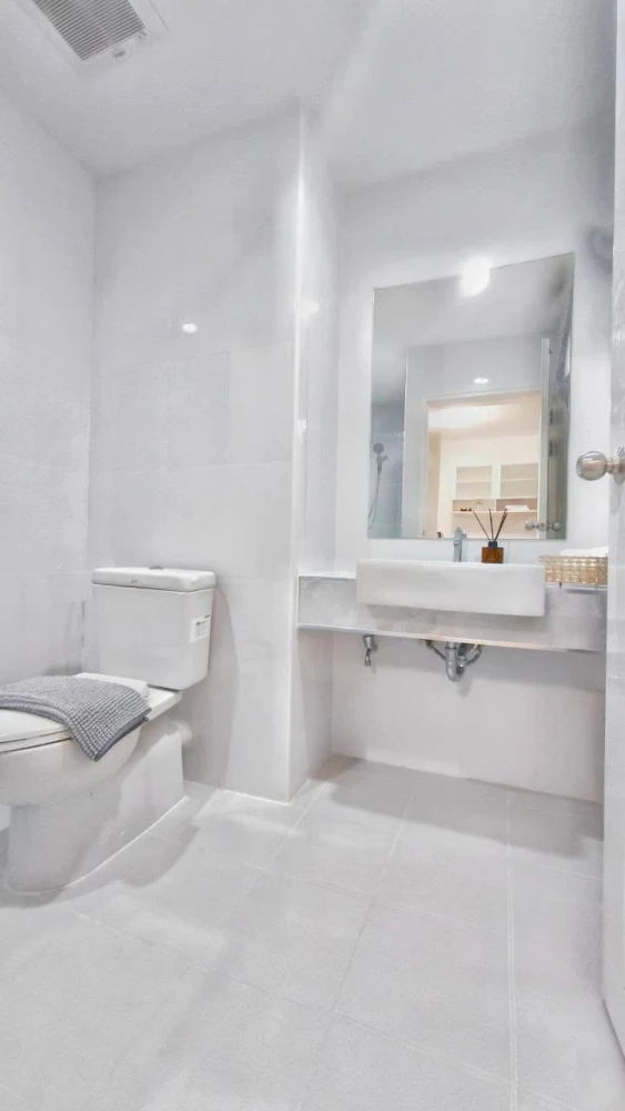 Selling A space Asoke-Ratchada condo. Nicely furnished with high-quality built-in furniture. Amazing location! You can't miss this!
