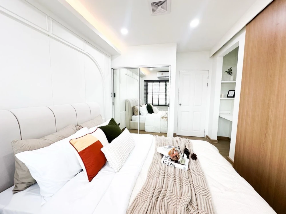 For sale: A space Asoke-Ratchada, beautiful room, stunningly decorated, ready to move in. Interested? Book now. Don't miss out!