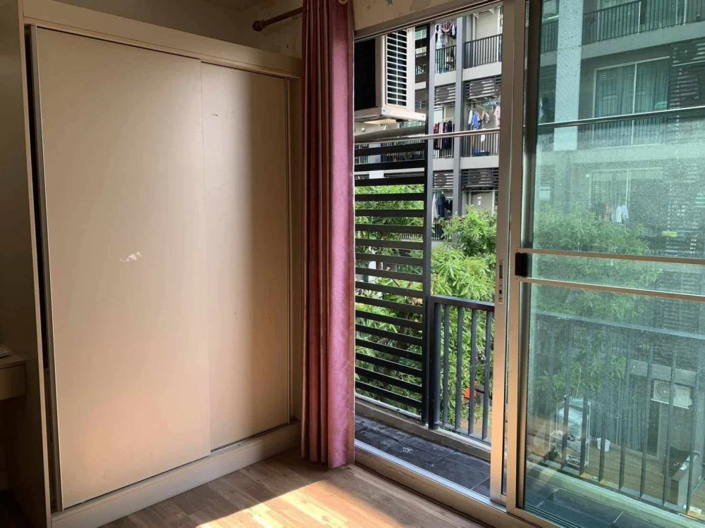 Selling a Space ME Sukhumvit 77, 3rd floor unit. High-quality wallpaper installed. Excellent location, convenient transportation. Don't miss out!