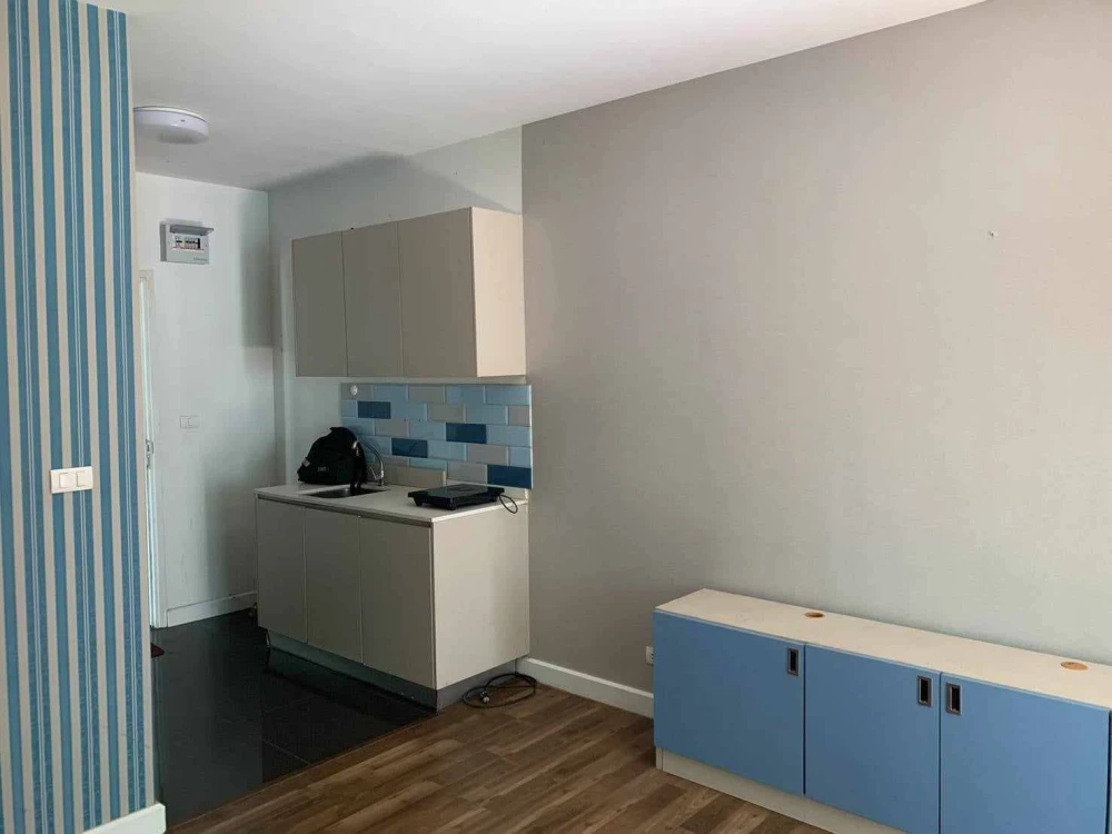 Selling a Space ME Sukhumvit 77, 3rd floor unit. High-quality wallpaper installed. Excellent location, convenient transportation. Don't miss out!