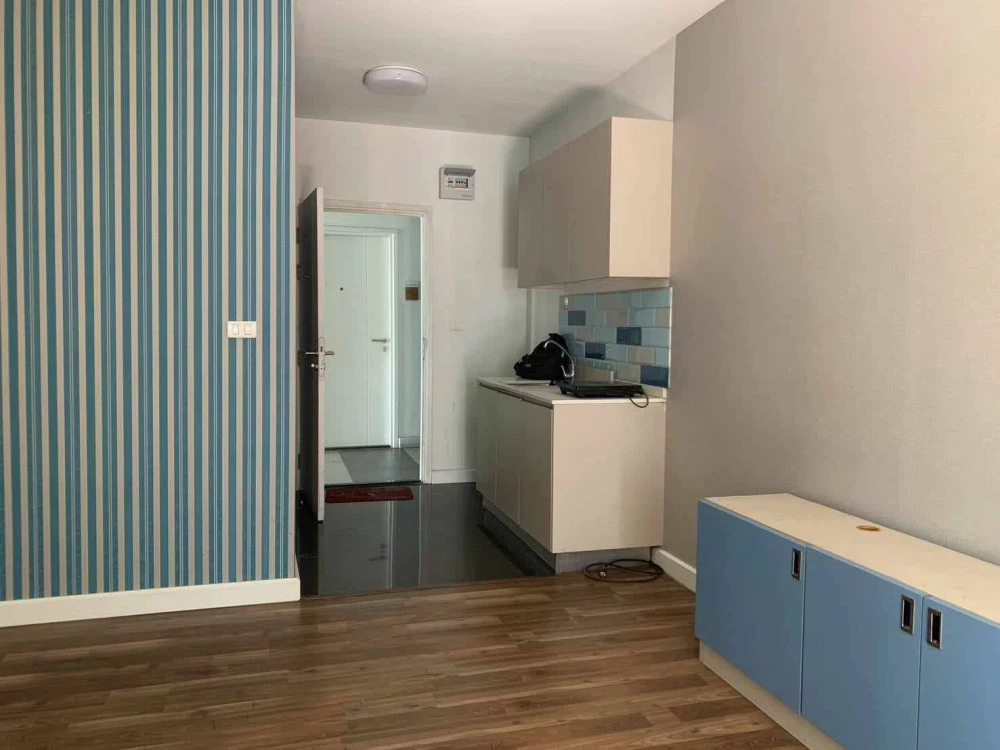 Selling a Space ME Sukhumvit 77, 3rd floor unit. High-quality wallpaper installed. Excellent location, convenient transportation. Don't miss out!