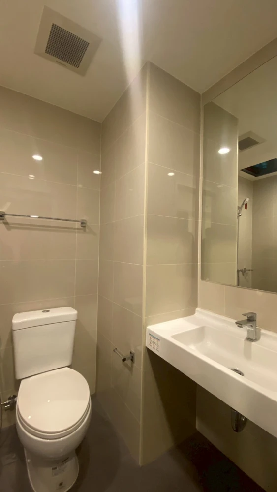 Selling a high-floor A Space Mega Bangna unit. Good ventilation, spacious and comfortable. Book now!