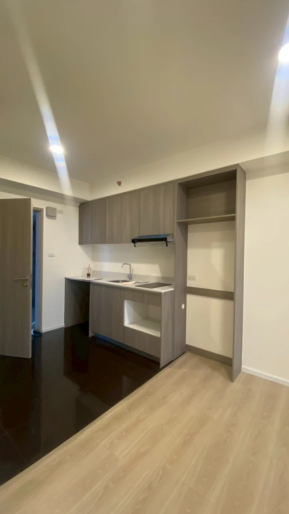 Selling a high-floor A Space Mega Bangna unit. Good ventilation, spacious and comfortable. Book now!
