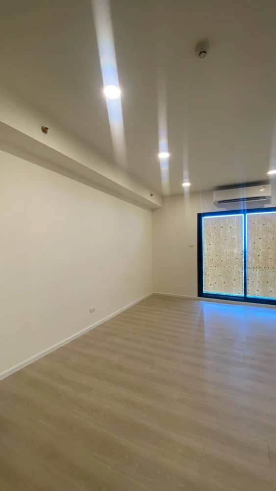 Selling a high-floor A Space Mega Bangna unit. Good ventilation, spacious and comfortable. Book now!