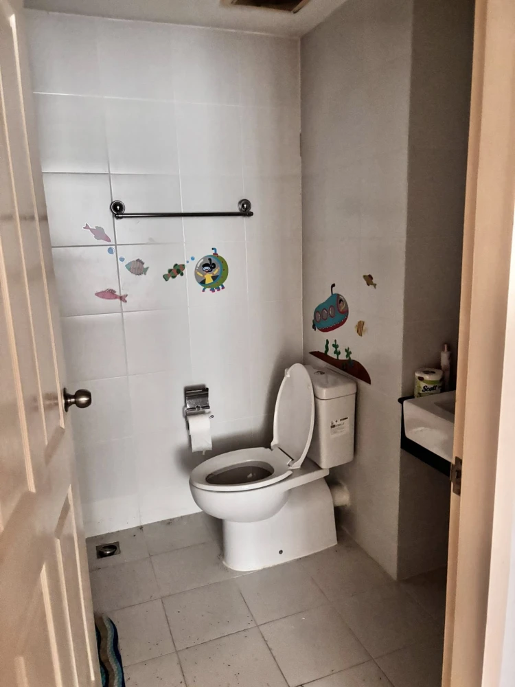 For sale: A Space play Ratchada - Suthisan, very large room, 2 bedrooms, 2 bathrooms, swimming pool view, with excellent built-in furniture. Reserve n