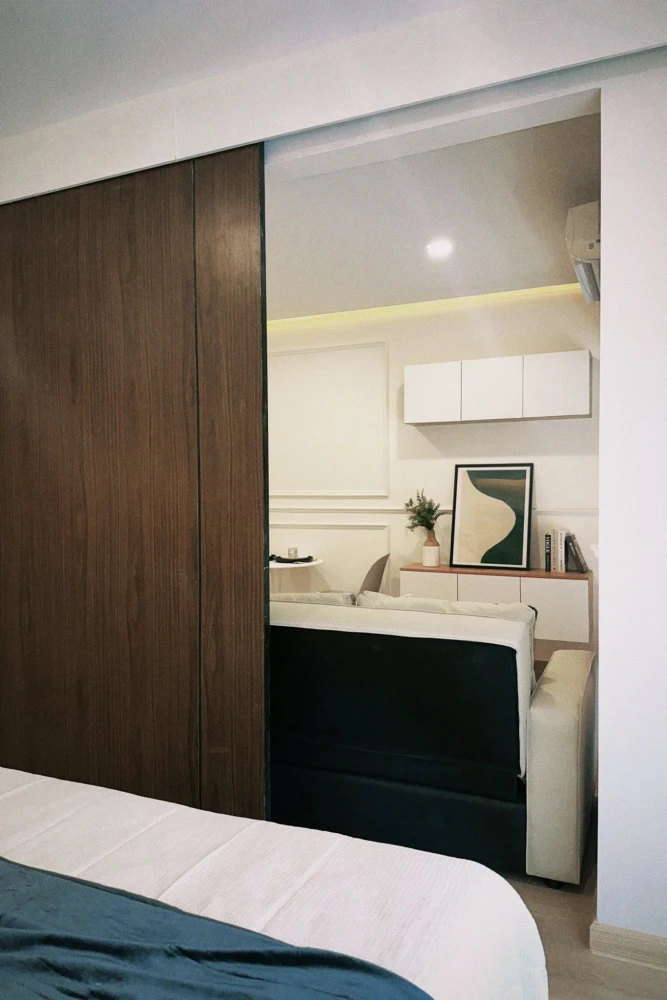Selling a unit at a space sukhumvit 77. The rooms are well-partitioned and offer fantastic pool views. You definitely need to book this one!