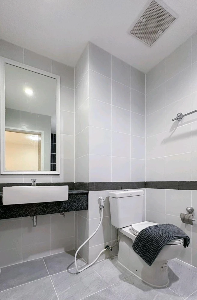 For sale: A Space Asoke-Ratchada, spacious room, ready to move in, fully furnished, kitchen area with built-in counter, very good quality, hurry and b