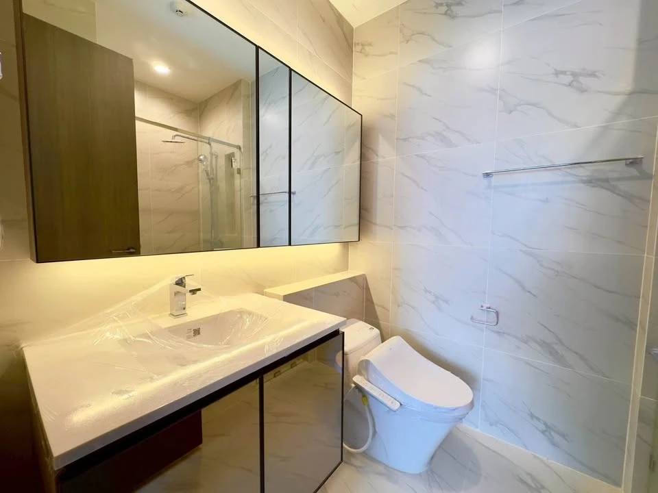 Selling AESTIQ THONGLOR Fully Furnished unit by Chanintr. North-facing unit with unobstructed view. Move-in ready; just bring your belongings.