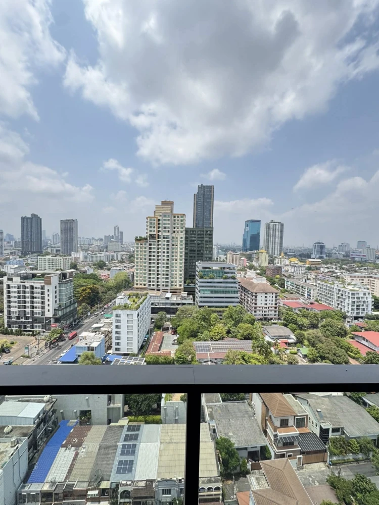 Selling AESTIQ Thonglor, 50 sq m unit on the 19th floor. Luxurious and very private common areas. Book now!