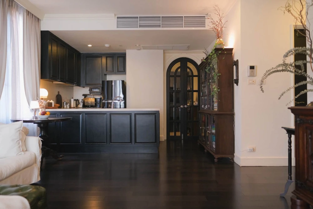 Selling AGUSTON Sukhumvit 22. Large bedroom with en-suite bathroom, separate kitchen, very spacious. Book now!