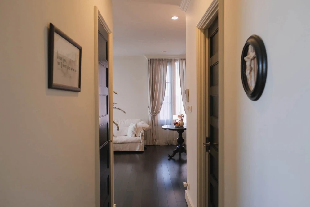 Selling AGUSTON Sukhumvit 22. Large bedroom with en-suite bathroom, separate kitchen, very spacious. Book now!