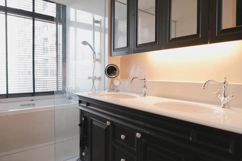 Selling AGUSTON Sukhumvit 22. Large bedroom with en-suite bathroom, separate kitchen, very spacious. Book now!