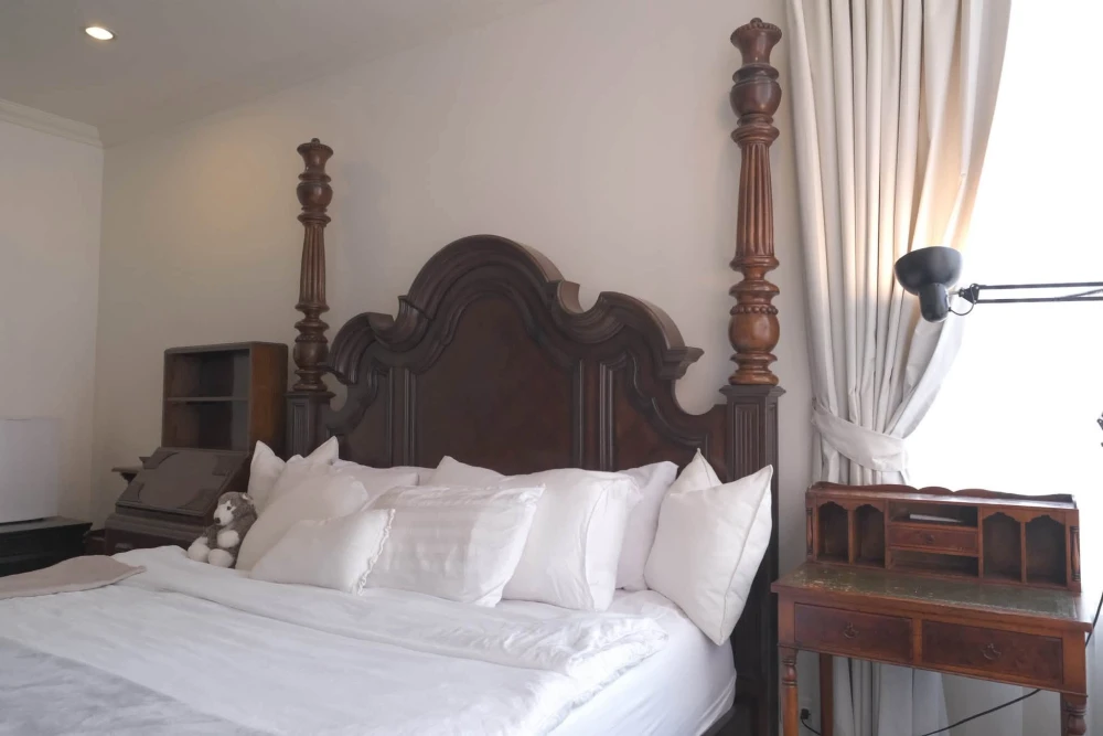 Selling AGUSTON Sukhumvit 22. Large bedroom with en-suite bathroom, separate kitchen, very spacious. Book now!