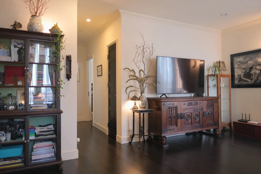 Selling AGUSTON Sukhumvit 22. Large bedroom with en-suite bathroom, separate kitchen, very spacious. Book now!