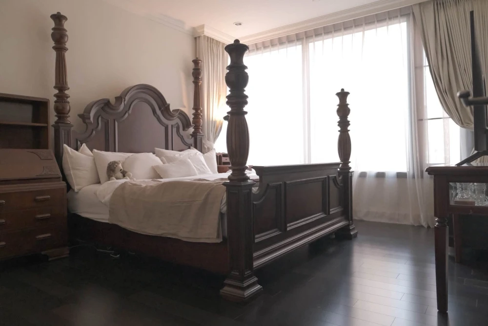 Selling AGUSTON Sukhumvit 22. Large bedroom with en-suite bathroom, separate kitchen, very spacious. Book now!