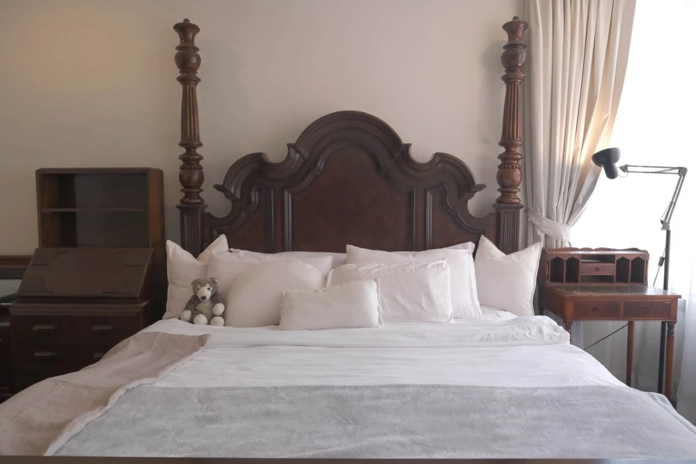 Selling AGUSTON Sukhumvit 22. Large bedroom with en-suite bathroom, separate kitchen, very spacious. Book now!