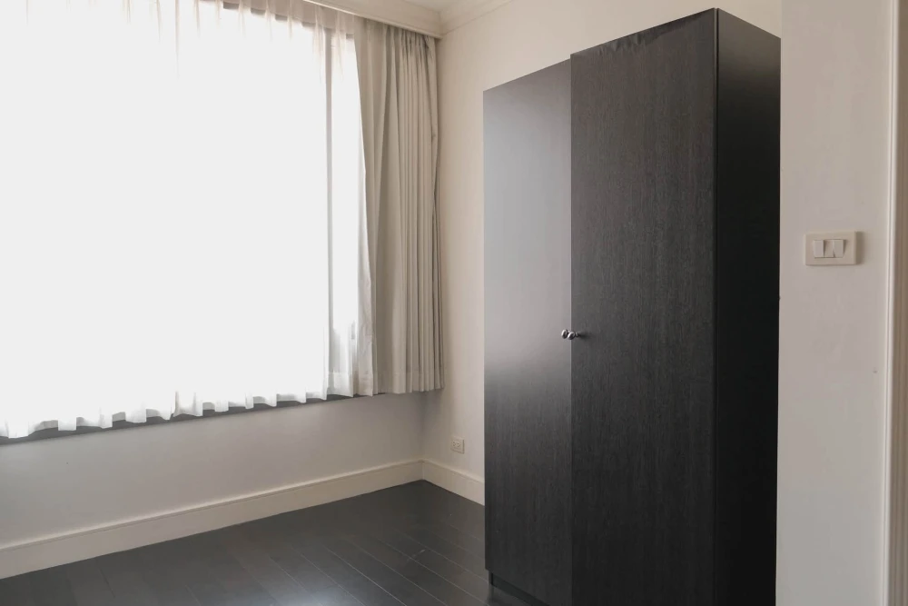 Selling AGUSTON Sukhumvit 22. Large bedroom with en-suite bathroom, separate kitchen, very spacious. Book now!