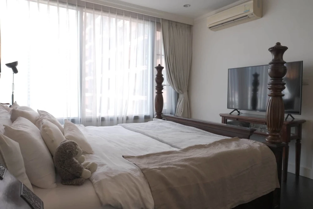Selling AGUSTON Sukhumvit 22. Large bedroom with en-suite bathroom, separate kitchen, very spacious. Book now!