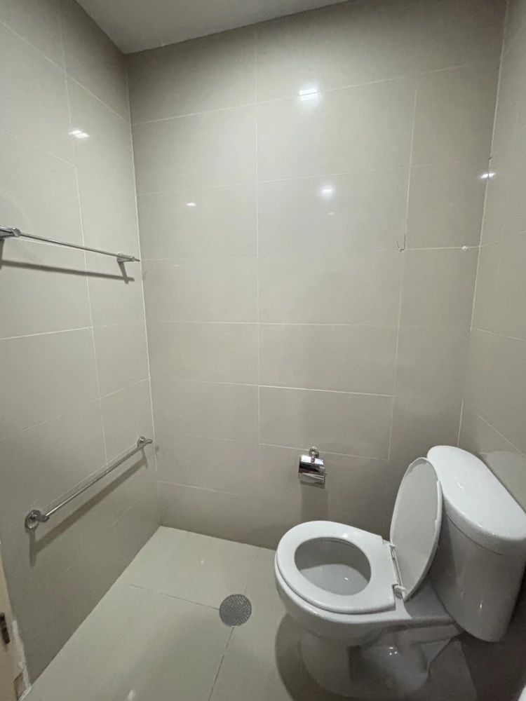 Selling Airlink Residences Romklao, 1 bedroom, 1 bathroom. Spacious living area, great location, convenient transportation. Don't miss out!