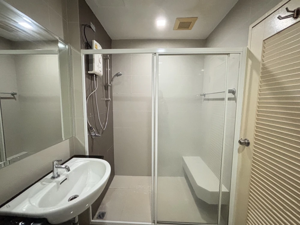 Selling Airlink Residences Romklao, 1 bedroom, 1 bathroom. Spacious living area, great location, convenient transportation. Don't miss out!