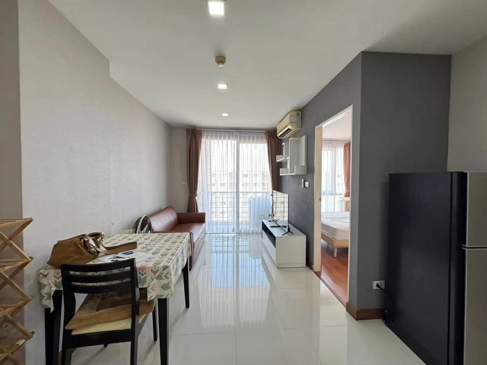 Selling Airlink Residences Romklao, 8th floor unit, fully furnished with appliances. Book now!