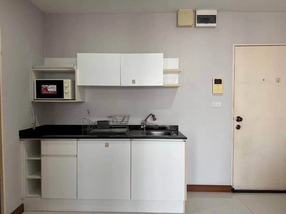 Selling Airlink Residences Romklao, 8th floor unit, fully furnished with appliances. Book now!