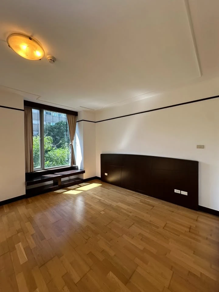 All Season Mansion for sale, Rare Item! Spectacular view, spacious apartment on Witthayu Road, must have!