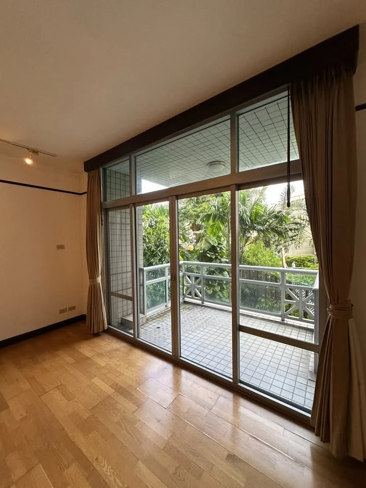 All Season Mansion for sale, Rare Item! Spectacular view, spacious apartment on Witthayu Road, must have!