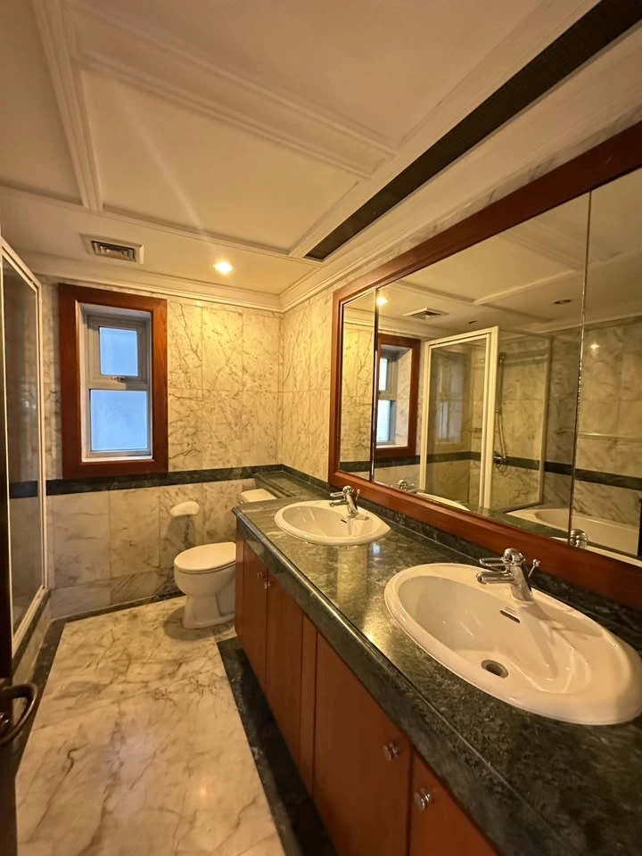 All Season Mansion for sale, Rare Item! Spectacular view, spacious apartment on Witthayu Road, must have!