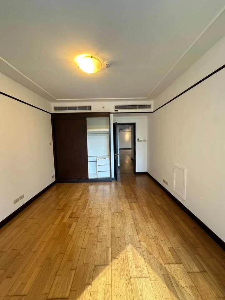 All Season Mansion for sale, Rare Item! Spectacular view, spacious apartment on Witthayu Road, must have!