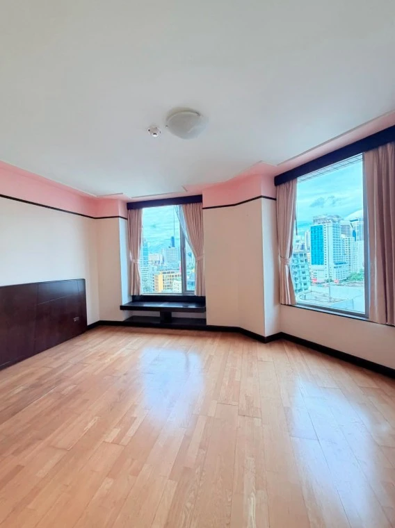 All Seasons Mansion, a spacious condominium located on Wireless Road, is perfect for large families. Book now!