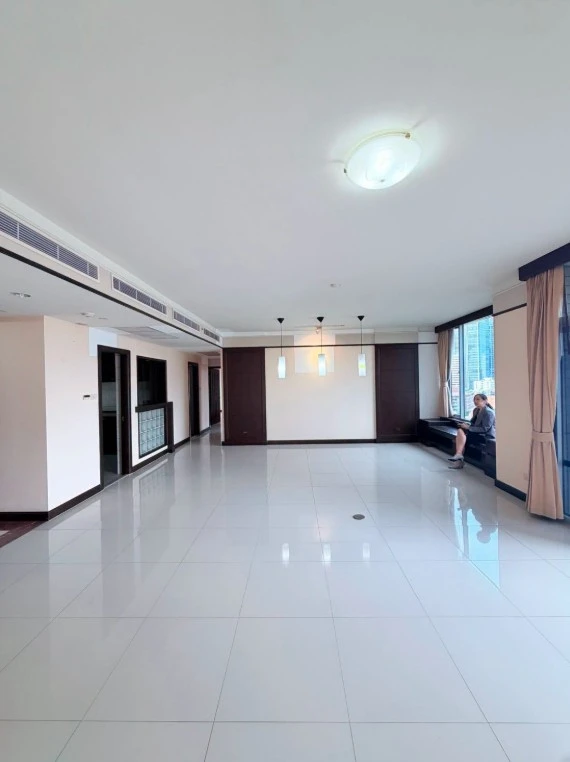 All Seasons Mansion, a spacious condominium located on Wireless Road, is perfect for large families. Book now!